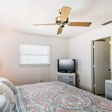 Breezy Marco Island Home With Pool - Walk To Beach!